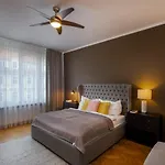Deluxe In Old Town By Days Апартаменты